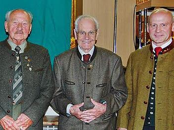 Ehrennadel und Urkunde überreichte Jagdvereinsvorsitzender Helmut Fischer (rechts) für 60-jährige Mitgliedschaft an Helmut Saal (links) und 65 Jahre an Joachim Fasshoff. Fotos: Sigismund von Dobschütz