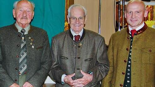 Ehrennadel und Urkunde überreichte Jagdvereinsvorsitzender Helmut Fischer (rechts) für 60-jährige Mitgliedschaft an Helmut Saal (links) und 65 Jahre an Joachim Fasshoff. Fotos: Sigismund von Dobschütz