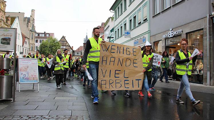 H&M Mitarbeiter protestieren in Bad Kissingen. Foto: Benedikt Borst
