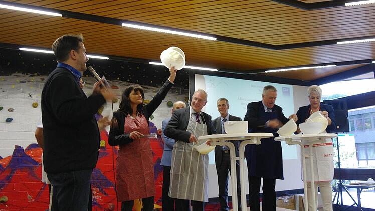 Schulrektorin Birgit Herré hat den Eischnee-Schlag-Wettbewerb gewonnen. Foto: Stephanie Elm
