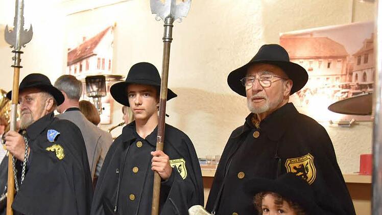 Die Nachtwächter Karl-Heinz Engelhardt, Samuel Schmidt, Helmut Jacobi und der kleine Jose Ramon begrüßen die zahlreichen Gäste zum Abschluss der Nachtwächtersaison. Foto: Gabi Arnold