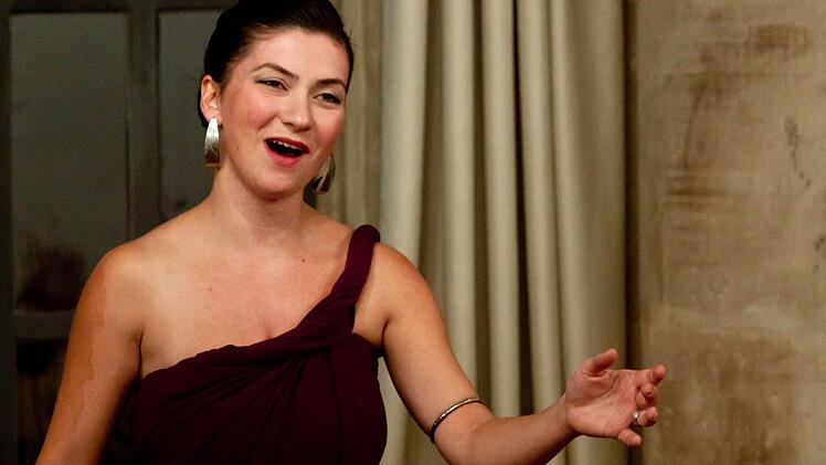 Das "Ensemble Karsanat" bei seinem Gastpiel im ehemaligen Refkrotium des einstigen Klosters Mönchröden: Esen Demirci Deveci (Mezzosopran)Foto: Jochen Berger