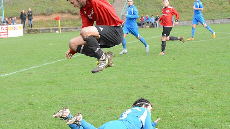 Fair-Play: Harald Bayer (FC Fuchsstadt). Foto: ssp