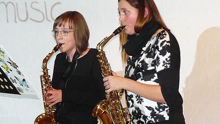 Katharina Raab (links) und Julia Weiß ließen mit ihrem Saxophon-Duett "Jiddish Blue" aufhorchen.  Foto: Klaus-Peter Wulf