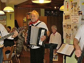 Mit einem "Wirtshaussingen mit Faschingsgaudi" mit den "Oldtimern" begann im Oberauracher Bürgertreff "Sternstübla" das Programm 2016, das schon am Freitag mit einem Geschichtsvotrag fortgesetzt wird. Foto: Sabine Weinbeer