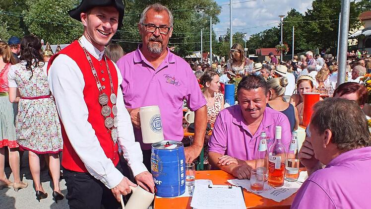 Seiner Sparte blieb Bierprinz Sebastian Gocker treu und steckte im Beisein der Organisationskomitee-Mitglieder Roland Mahr, Hartmut Pfaff und Heinz Beuerlein ein Fässchen Bier an.