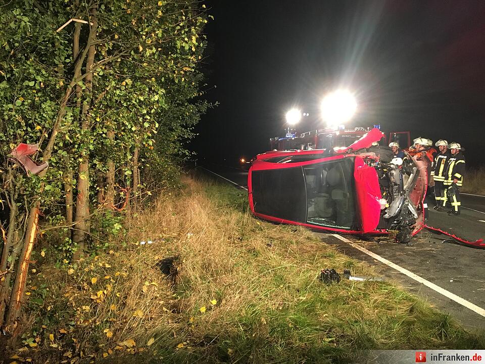 Pkw kracht in Baumgruppe und überschlägt sich bei Ödenreuth