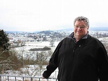 Den Blick über die ganze Stadt hat Mathias Söllner von seinem Wohnhaus aus. Er freut sich darauf, von hier oben das Schützenfest-Feuerwerk zu sehen - das war wegen seines speziellen Tagesrhythmus als Bäcker bislang nicht drin gewesen. Foto: Ramona Popp