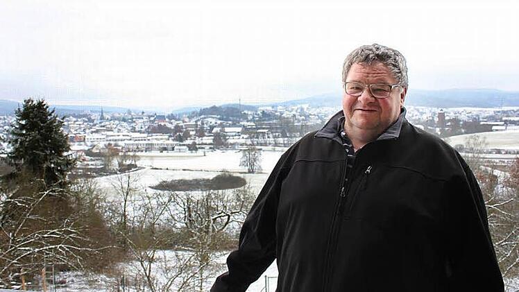 Den Blick über die ganze Stadt hat Mathias Söllner von seinem Wohnhaus aus. Er freut sich darauf, von hier oben das Schützenfest-Feuerwerk zu sehen - das war wegen seines speziellen Tagesrhythmus als Bäcker bislang nicht drin gewesen. Foto: Ramona Popp