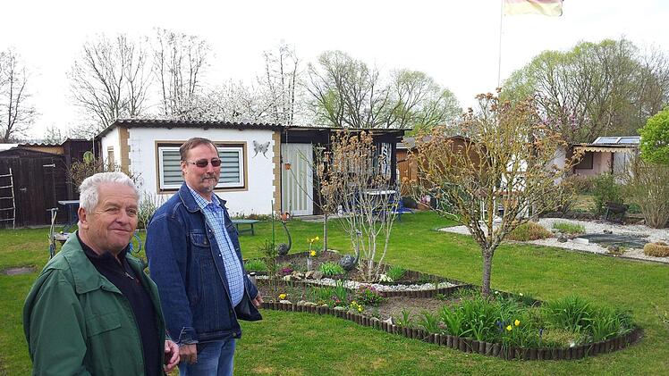 Siegfried Seyfried (l.) und Richard Götz führen durch die Hugo-Post-Anlage.  Foto: Andreas Schmitt