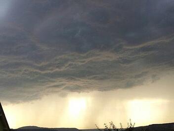 Aufgeschoben ist nicht aufgehoben: Die vorhergesagten Gewitter blieben vorerst aus. Am Wochenende wird es heiß, dann sollen die Gewitter wirklich kommen. Foto: inFrankenPix-Nutzer: Angeleye1971