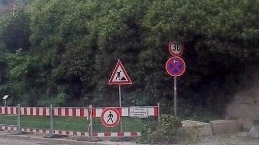 Das Mauerwerk unterhalb des Bamberger Tores war vom Efeu zugewuchert. Die Stadtwerke haben in Zusammenarbeit mit der Firma Stengel den Bewuchs entfernt.  Fotos: Marian Hamacher (2)/Sören Wand