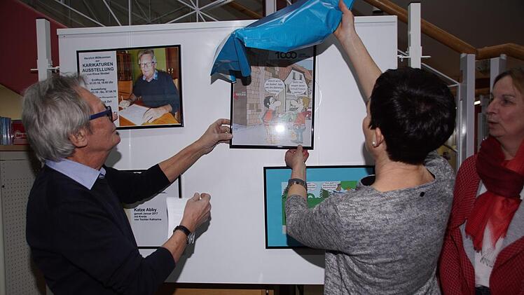 Bibliotheksleiterin Rita Simon durfte die Karikatur enthüllen, die auf ihre Anregung hin Klaus Strobel eigens für die Ausstellung und zur 1000-Jahr-Feier der Stadt Zeil gezeichnet hat.Sabine Weinbeer