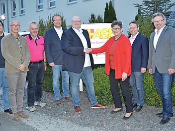 Geschäftsführerwechsel beim ASB (v. l.) Robert Gerstner (Aufsichtsrat), Wolfgang Förtsch (Kontrollkommission), Klaus Wilhelm (Vorstandsmitglied), Wolfgang Romig (Vorstandsmitglied), Reiner Schreier (scheidender Geschäftsführer), Roland Funk (neuer Geschäftsführer), Christa Steiger (Vorsitzende), Norbert Gräbner (Vorstandsmitglied), Hans Pietz(stellvertretender Vorsitzender), Walter Wich-Herrlein (Kontrollkommission) Foto: K.- H. Hofmann