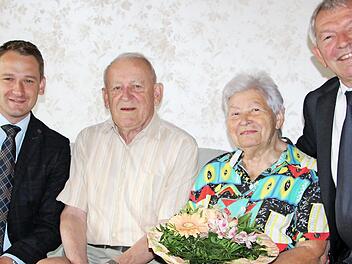 Bürgermeister Johannes Maciejonczyk (links) und Landrat Johann Kalb (rechts) gratulieren Karl und Ernestine Nitschke.  Foto: Elke Pieger