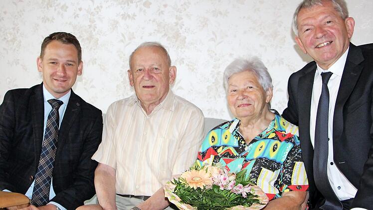Bürgermeister Johannes Maciejonczyk (links) und Landrat Johann Kalb (rechts) gratulieren Karl und Ernestine Nitschke.  Foto: Elke Pieger