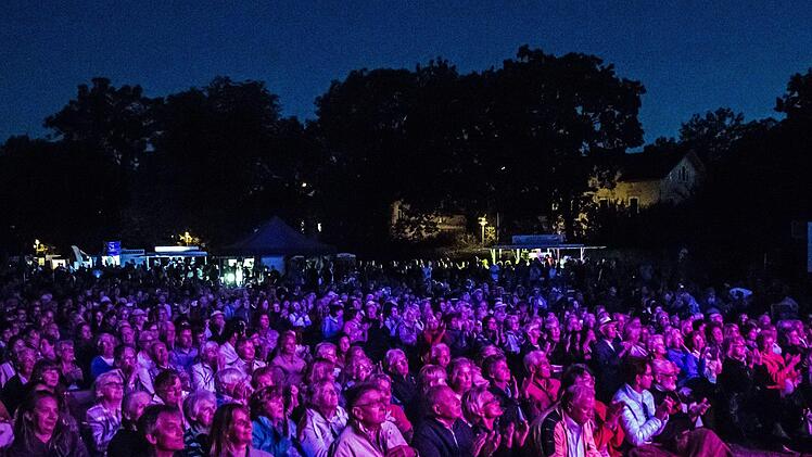 Musik amerikanischer Komponisten erklang beim Klassik-Open-Air im Coburger Rosengarten. Das Programm lockte Tausende von Besuchern an.Foto: Jochen Berger