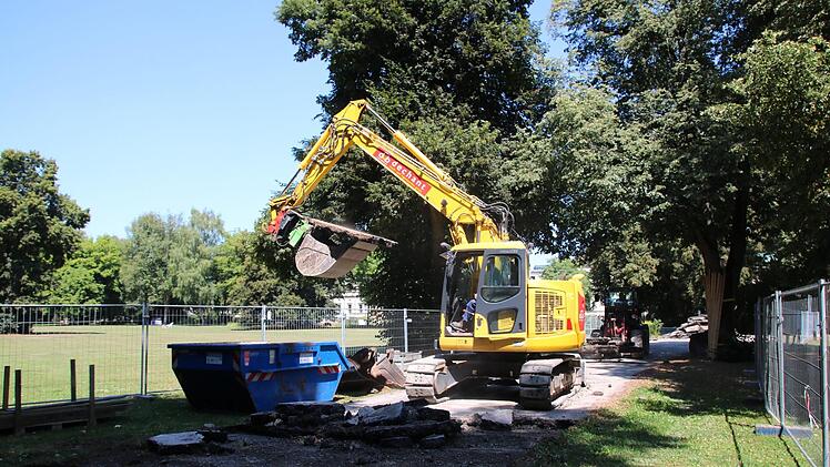 Schicht für Schicht schält ein Bagger den Asphaltbelag von der Baustraße durch den Luitpoldpark. Spätestens Ende August soll der Zustand von vor fünf Jahren wieder hergestellt sein. Foto: Ralf Ruppert