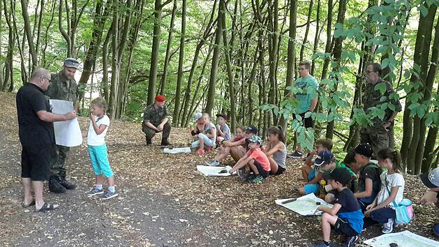Das Ehrenamt hat viele Facetten. Karl Veit (ganz links) engagiert sich mit seinen Bad Br&uuml;ckenauer Reservisten in ganz unterschiedlichen Bereichen. Aktivit&auml;ten beim Ferienprogramm (Foto) geh&ouml;ren ebenso dazu wie die Unterst&uuml;tzung bei zahlreichen Festen und Feierlichkeiten in der Stadt.Rolf Pralle