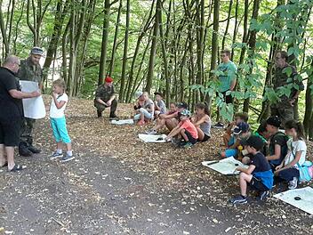 Das Ehrenamt hat viele Facetten. Karl Veit (ganz links) engagiert sich mit seinen Bad Brückenauer Reservisten in ganz unterschiedlichen Bereichen. Aktivitäten beim Ferienprogramm (Foto) gehören ebenso dazu wie die Unterstützung bei zahlreichen Festen und Feierlichkeiten in der Stadt.Rolf Pralle
