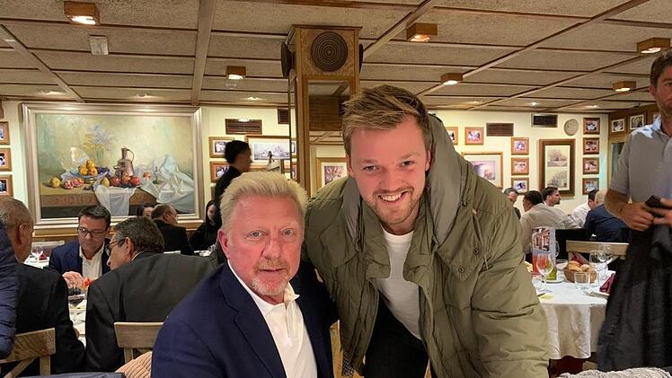 Zwei Tennisprofis unter sich. Kevin Krawietz (rechts) sagt über Boris Becker: "Ich habe ihn in Madrid jetzt näher kennengelernt. Er ist ein super Typ, lustig und zielstrebig. Ein Mann der klaren Worte. Ich fand es super mit ihm. Und er war am Freitag nach den verlorenen Einzel richtig sauer, das zeigt, dass ihm das Tennis in Deutschland voll am Herzen liegt." Für Krawietz war es nach eigenen Angaben eine super Woche, vor allem DTB-Teamchef Michael Kohlmann hätte sensationell gecoacht und das ...