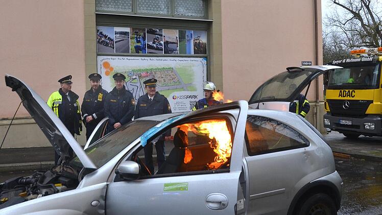 Höhepunkt des Fachvortrages von Stadtbrandinspektor Harald Albert war die praktische Vorführung eines Löscheinsatzes bei einem angenommenen Autobrand vor dem Tagungshotel. Foto: Peter Rauch