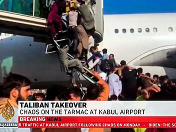 Menschen versuchen in ein Flugzeug auf dem Flughafen von Kabul zu gelangen.