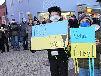 Auch Kinder  schlossen sich der Friedensdemonstration  in der Bad Brückenauer Innenstadt an. Foto: Julia Raab