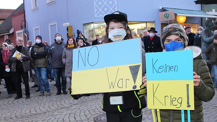 Auch Kinder  schlossen sich der Friedensdemonstration  in der Bad Brückenauer Innenstadt an. Foto: Julia Raab
