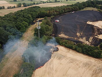 Kreis Bamberg: Getreidefeld in Flammen - rund 80 Feuerwehrkräfte im Einsatz