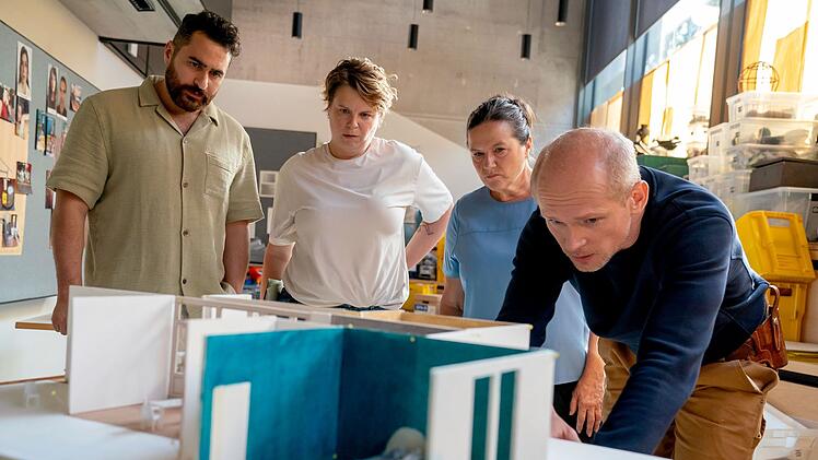 Die Ermittler arbeiten mit einem Modell des Tatorts. Jan Kawig (Bernhard Conrad, rechts) rekonstruiert die Tatnacht mit Cem &Ouml;zbey (Ugur Kaya, links), Sabine Limmer (Berit K&uuml;nnecke, zweite von links) und Marion D&ouml;rner (Anne-Kathrin Gummich.