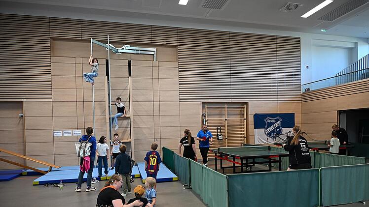 Vielf&auml;ltige Sportm&ouml;glichkeiten konnten die Besucher in der neuen Mehrzweckhalle in Hausen gleich ausprobieren. Martin Landeck