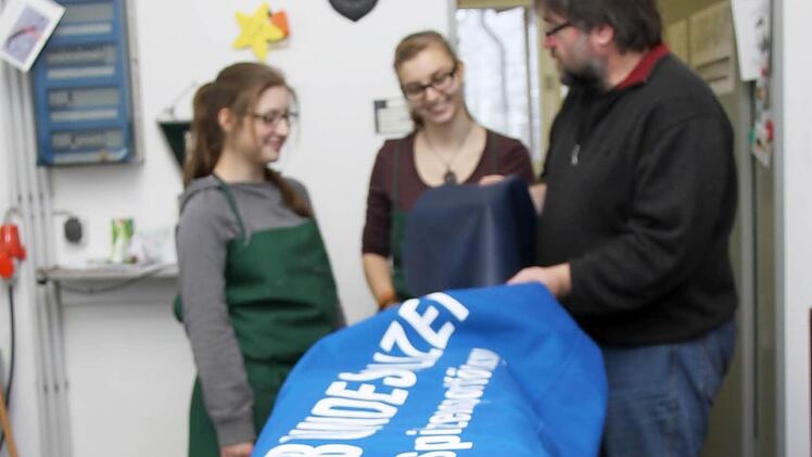 Nicht nur an den Fuß angepasste Leisten (vorne) und handgemachte Schuhe kann Rebecca im 3. Ausbildungsjahr machen. In Oerlenbach lernen die Auszubildenden auch die Transportsäcke für die Schlitten von Spitzensportlern der Bundespolizei zu nähen.