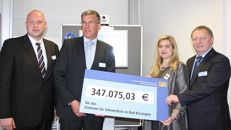 Huml überreicht den Bescheid an (von links) Geschäftsführer Dresbach, Vorsitzenden Griewing und Landrat Bold. Fotos: Ralf Ruppert
