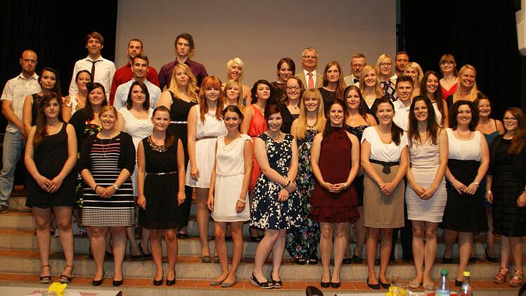 Mit den Zeugnissen der Faks endete für diese jungen Frauen und Männer der schulische Teil ihrer Erzieher-Ausbildung, sie gehen jetzt in ihr Berufspraktikum.