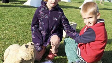 Eva und Peter sind von der Katze ganz begeistert.