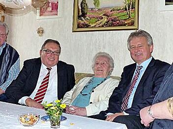 Lina Schmidt (Mitte) nimmt die Glückwünsche von stellvertretendem Landrat Dieter Schaar (2. von links) und Bürgermeister Werner Diersch (2. von rechts) entgegen. Links Sohn Dieter, rechts Schwiegertochter Ingeborg. Foto: Dieter Hübner