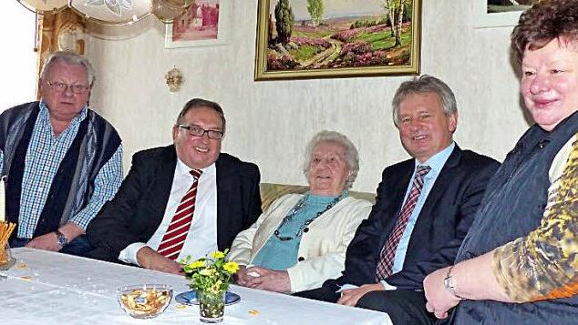 Lina Schmidt (Mitte) nimmt die Glückwünsche von stellvertretendem Landrat Dieter Schaar (2. von links) und Bürgermeister Werner Diersch (2. von rechts) entgegen. Links Sohn Dieter, rechts Schwiegertochter Ingeborg. Foto: Dieter Hübner