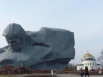 Erinnert an den "Großen Vaterländischen Krieg" - das Heldendenkmal bei der Festung von Brest. Im Hintergrund steht die orthodoxe St. Nikolaj Kirche. Foto: Manfred Wagner