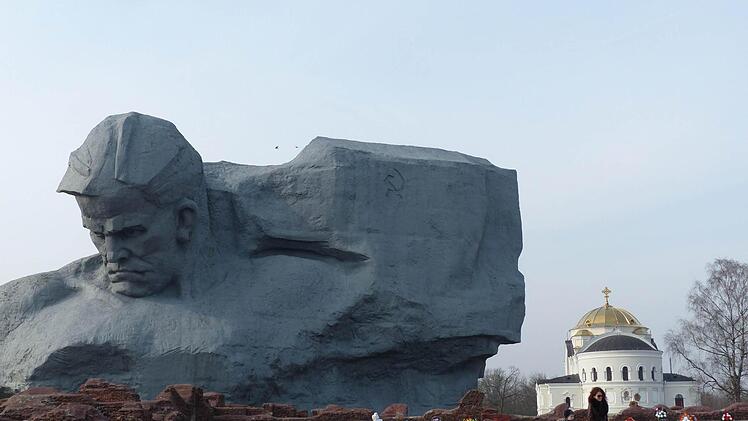 Erinnert an den "Großen Vaterländischen Krieg" - das Heldendenkmal bei der Festung von Brest. Im Hintergrund steht die orthodoxe St. Nikolaj Kirche. Foto: Manfred Wagner