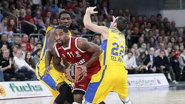 Brad Wanamaker (mit Ball) l&auml;sst sich weder von seinem ehemaligen Teamkollegen Trevor Mbakwe noch von Taylor Rochestie aufhalten. Foto: sportpress