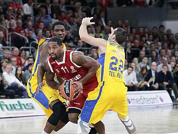 Brad Wanamaker (mit Ball) lässt sich weder von seinem ehemaligen Teamkollegen Trevor Mbakwe noch von Taylor Rochestie aufhalten. Foto: sportpress