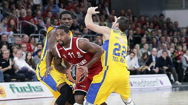 Brad Wanamaker (mit Ball) lässt sich weder von seinem ehemaligen Teamkollegen Trevor Mbakwe noch von Taylor Rochestie aufhalten. Foto: sportpress