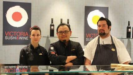 Jasmin Voit und Stefan Jakob lernen bei Sushi-Meister Xiao Wang die Kunst der japanischen Fischzubereitung. Fotos: Simone Bastian