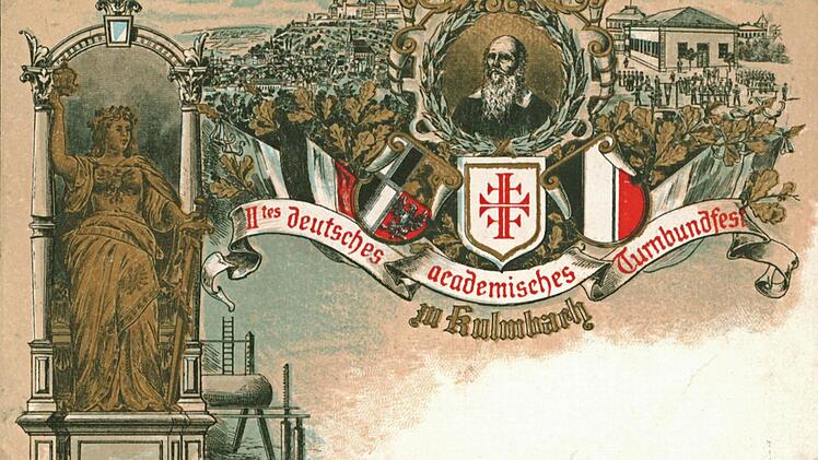 Zur Erinnerung an das "2. deutsche akademische Turnbundfest" wird eine Ansichtskarte gedruckt. Sie zeigt in der Mitte den "Turnvater" Friedrich Ludwig Jahn. Rechts davon der Veranstaltungsort des Treffens: die Turnhalle und der Sportplatz der K&ouml;niglichen Realschule (heute MGF-Gymnasium). Links thront die Germania.  Foto: Stadtarchiv Kulmbach