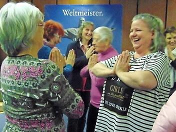 Die Frauen im Lachyoga-Kurs begrüßen sich. Fotos: Petra Malbrich