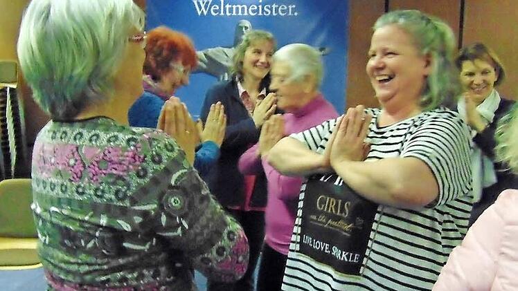 Die Frauen im Lachyoga-Kurs begrüßen sich. Fotos: Petra Malbrich