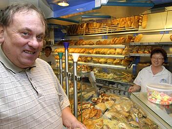 Gerd Hardter bezahlt in Münsingen (Kreis Reutlingen) in einem Cafe bei einer Bedienung. Hardter ist geistig behindert und kann aber aufgrund des persönlichen Budgets ein Stück weit selbstbestimmt leben. Foto: Stefan Puchner dpa/lsw