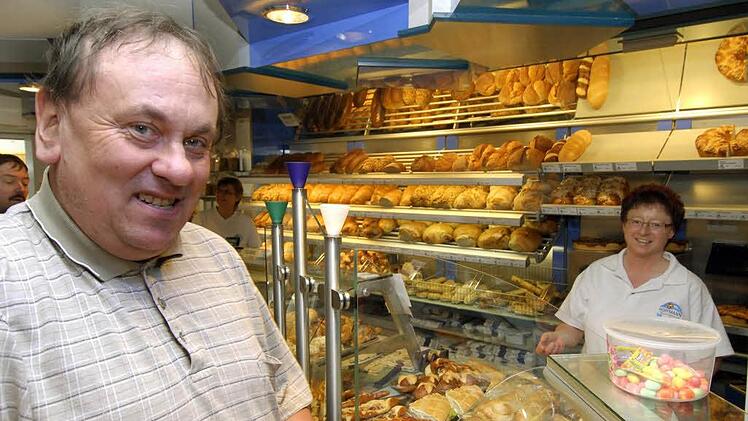 Gerd Hardter bezahlt in Münsingen (Kreis Reutlingen) in einem Cafe bei einer Bedienung. Hardter ist geistig behindert und kann aber aufgrund des persönlichen Budgets ein Stück weit selbstbestimmt leben. Foto: Stefan Puchner dpa/lsw