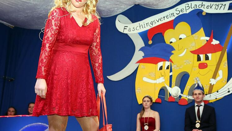 Als "Yvonne aus Plauen" berichtete Lisa Geuther (Meeder) über ihre Erfahrungen mit Männern im In- und Ausland. Foto: Bettina Knauth